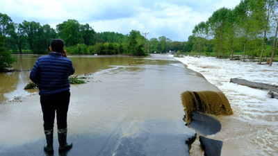 Kırklareli'nde sağanak yağmurda dere taştı yol kapandı