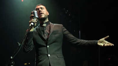 Cem Adriyan konserinde yakınlaşmanın dozunu kaçıranlara tepki gösterdi