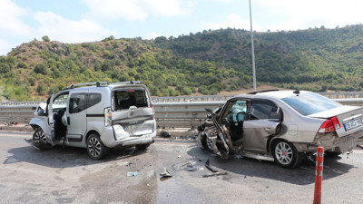 Hafif ticari araç ile otomobil kafa kafaya çarpıştı: 5 yaralı