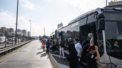 Arızalanan metrobüsün yolcuları durağa yürüdü