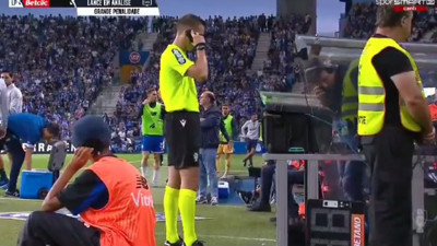 Penaltı için VAR'a giden hakem kararını telefonla verdi. Sosyal medyada büyük tepki çekti