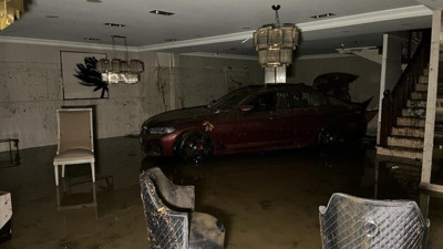 Selde sürüklenen araçlar dükkanlara girdi