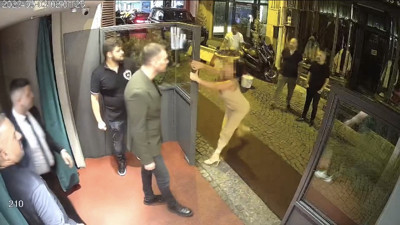 Sosyete barından kovulan kadın göğüslerini açtı. Suç makinesi çıktı