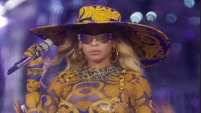 Sahnede yeni yaşını kutlayan Beyonce'nin elbisesi tam 600 saatte yapıldı