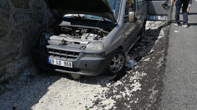 Kontrolden çıkan otomobil beton duvara çarptı. Sürücü yaralandı