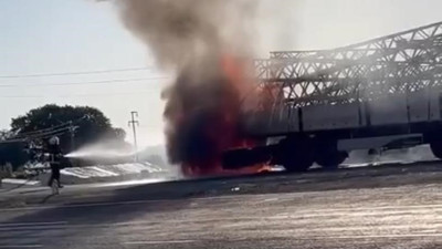 Diyarbakır'da elektrik direği yüklü tır alev alev yandı