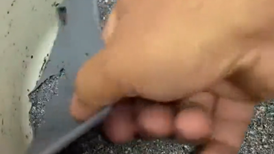 Granit tava diye satılıyor zehir saçıyor. Marketlerde satıldı, altından çıkan mide kaldırdı