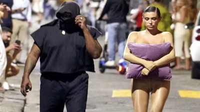 Kayne West'in sevgilisi kıyafetinin üzerine yastık koyarak dolaştı. Eee...o zaman niye giydin böyle bir elbiseyi?