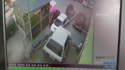 Otomobil park halindeki araçların üzerine düştü