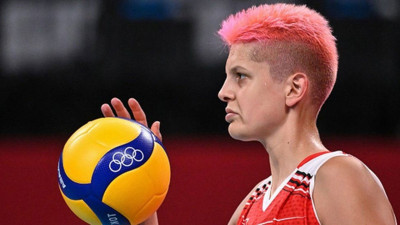 Ebrar Karakurt, kendisini hedef alanlara duvar yazısıyla meydan okudu: Ağlayarak duvarlarınıza yazabilirsiniz