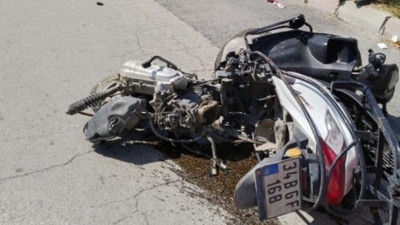 Ticari taksi motosiklet sürücüsüne çarptı: Motosikletli ağır yaralı