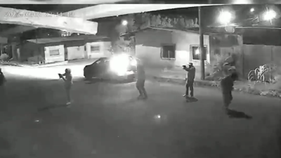 Rakip çeteye fırlatacakları pimi çekilmiş el bombasını atmayı unutup arabaya binince havaya uçtular