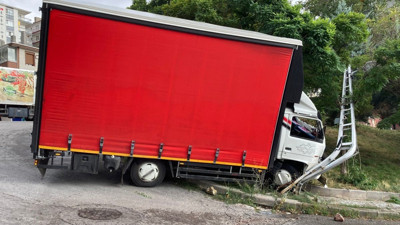 El freni çekilmeyen kamyon direğe çarparak durabildi