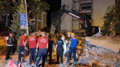 Yıkım sırasında duvarın caddeye devrildiği anlar kamerada