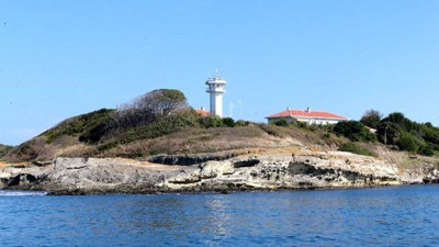 İstanbul'a yakın adada tek başına yaşıyor. Kavun ve anason kendiliğinden yetişiyor