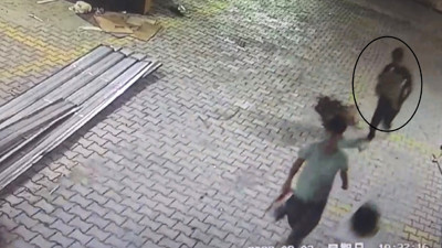 Acemi hırsızlar çerez çuvallarıyla kameraya yakalandı