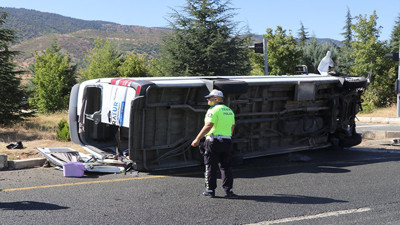 Minibüs yolcu otobüsüne çarptı: 18 kişi yaralı