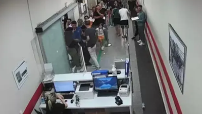 Hastanede sıra beklemek istemeyince "önceliğim var" diyerek öne geçti. Doktor kabul etmeyince "Sizi boşuna dövmüyorlar" dedi