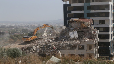 Hatay'da ağır hasarlı 4 bina kontrollü yıkıldı