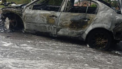 Seyir halindeyken yanan otomobil kullanılamaz hale geldi