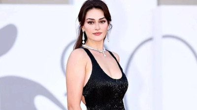 Esra Bilgiç festivalde poz verirken şekilden şekile girdi. Meslektaşı Melis Sezen'i taklit etti