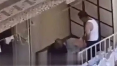 Felçli hastayı yatağını kirletti diye dövüp bacağından sürükleyerek götürdü. Ellerin kırılsın insan değilsin