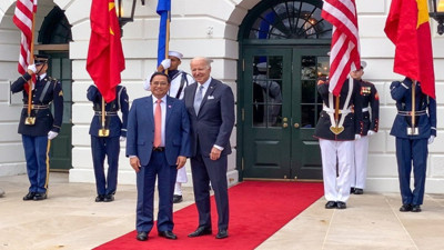 Biden Vietnam Başbakanı Chinh ile bir araya geldi