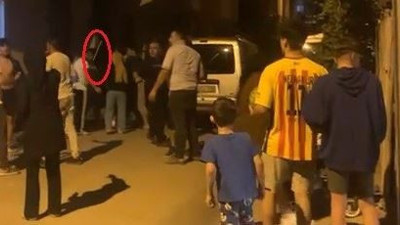 Sinir krizi geçirdi ambulansa kelepçeli taşındı