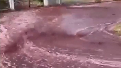 2 milyon litre şarap sokaklarda nehir gibi aktı. Akşamcılar görüntüleri yutkunarak seyretti
