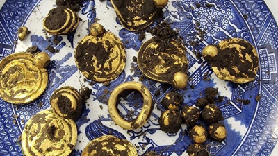 Doktorların "Yürü" tavsiyesine uydu tarlada hazine buldu. Avuçlarına sığmadı