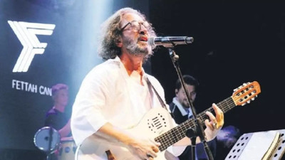 Fettah Can'a hayranları sahnede sürpriz yaptı