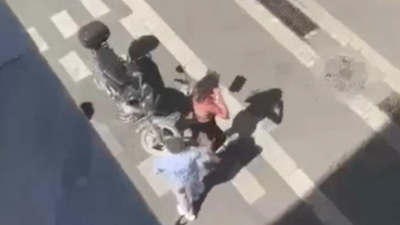 Sokak ortasında babası tarafından tekme tokat dövüldü