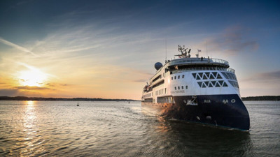 Lüks yolcu gemisi karaya oturdu