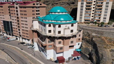 Gören hayrete düşüyor: 5 katlı binanın üzerine cami yaptılar