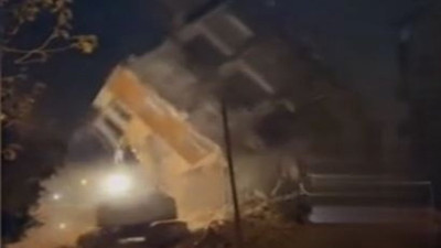 Yüreklerin ağza geldi an. Yıkım sırasında bina iş makinesinin üzerine çöktü