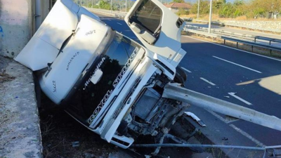 Hafriyat kamyonu sürücü kontrolünden çıktı: 1 yaralı