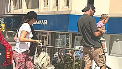 Gupse Özay ile Barış Arduç kızlarını doktora götürdü. Tatil dönüşü soluğu doktorda aldılar