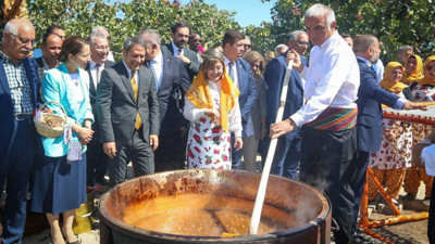 AKP'li belediye millet ay sonunu getiremezken festivale tam 4,5 milyon TL harcadı. Yemekten daha çok para yedirmişler