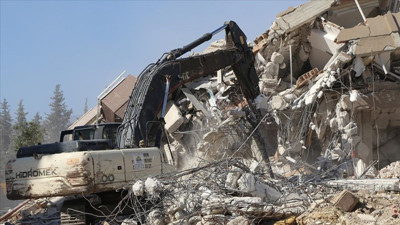 Hatay'da ağır hasarlı binaların kontrollü yıkımı sürüyor (14 Eylül 2023)