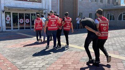 Kendilerini polis olarak tanıtıp 1 milyon 750 bin TL dolandırdılar