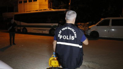 Seyir halindeyken başka araçtan ateş açıldı, sırtından vuruldu