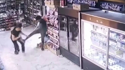 Kartal'da 13 yaşındaki çocuk tekel bayinde terör estirdi. 3 kişi sopalarla saldırdı yıkamadı