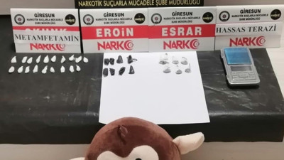 Oyuncak maymun içine gizlenmiş uyuşturucu tespit edildi