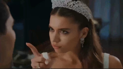 Afra Saraçoğlu oyunculuğu ile sosyal medyada dillere düştü