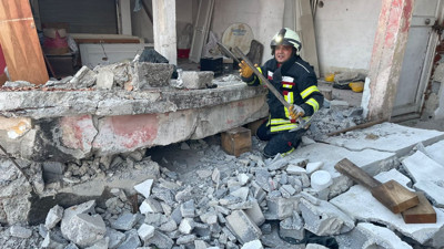 Mersin'de evin duvarı çöktü 1 çocuk duvarın altında kaldı