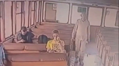 Vapurda şaşkına çeviren olay: Tanımadığı gencin saçını yaktı