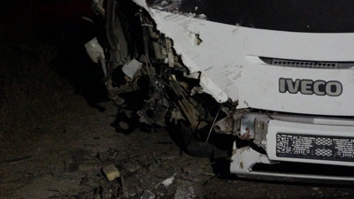 İşçi servisi ile otomobil çarpıştı: 13 yaralı