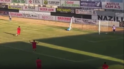 Nazilli Belediyespor- Bursaspor maçında kale direği yamuldu. Sosyal medyada gündem oldu