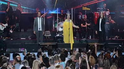 İzel Çelik Ercan ve 3 bin kişilik 90'lar korosu İstanbul Boğazı'nı salladı