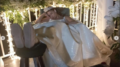 Afra Saraçoğlu sette gelinlikle uyudu. Tatil yorgunluğunu çıkardı